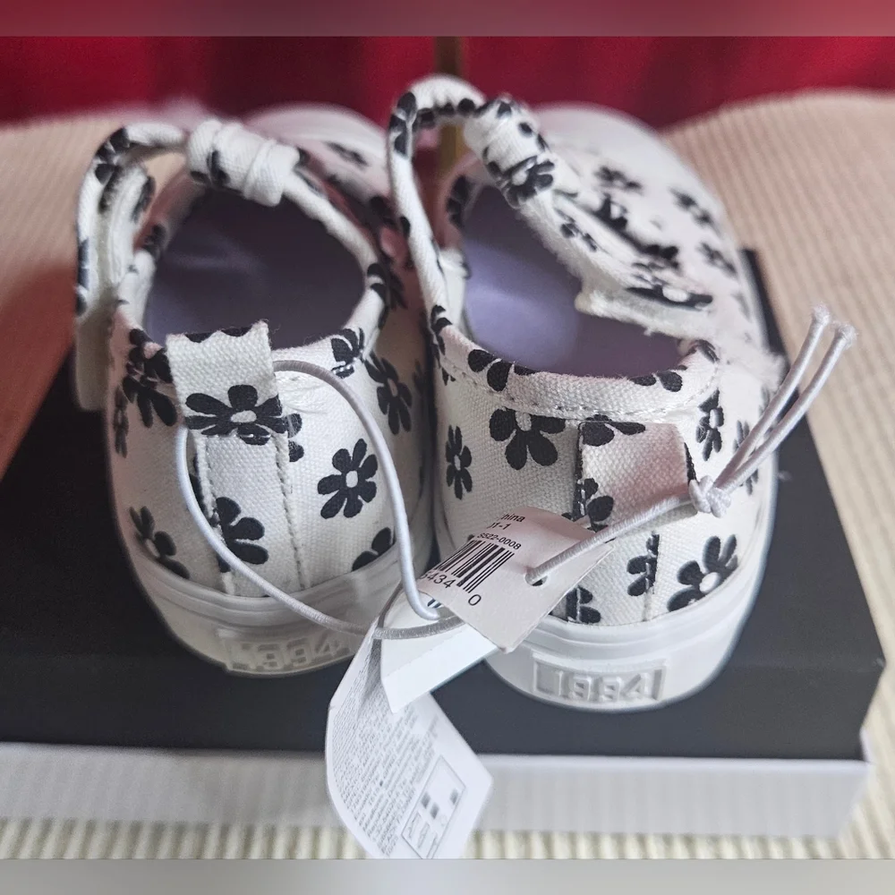 NWT Old Navy Kids Floral Loafers Size US 5